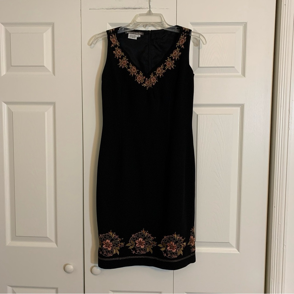 Maggy London Size 6 Vintage Sleeveless Dress with embroidered flower details. M1